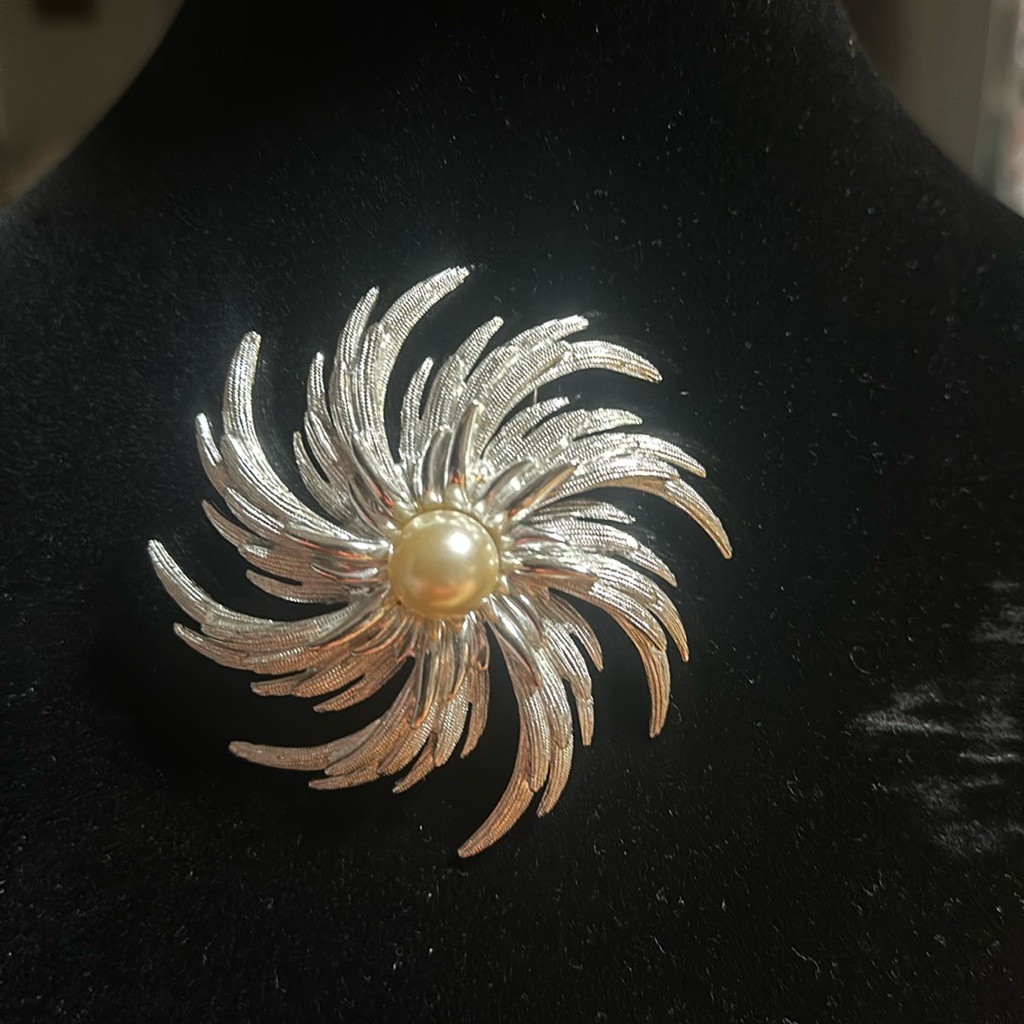 Large Silver Vintage Sarah Coventry Brooch With Pearl Swirl 25$